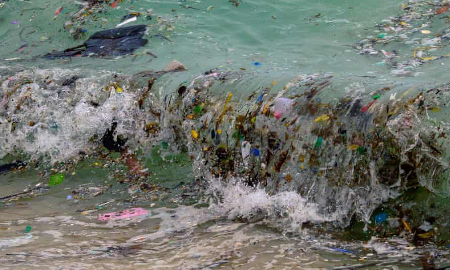موجة من الحطام البلاستيكي تتكسر على الشاطئ