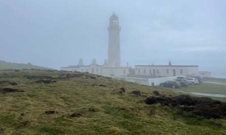 Mercusuar Mull of Galloway muncul dari kabut.