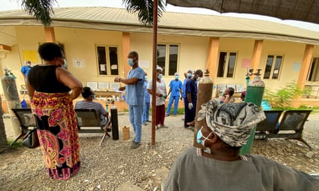 Patients receive oxygen outside a hospital in Yaba, Lagos.