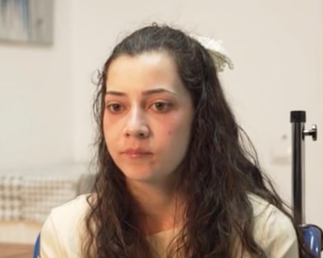 Una donna su una sedia a rotelle