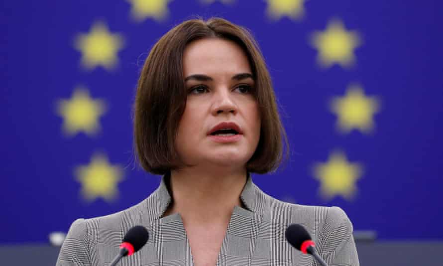 Η Svyatlana Tsikhanskaya μπροστά από τη σημαία της Ευρωπαϊκής Ένωσης