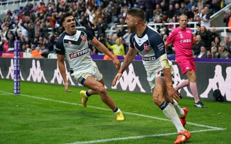 England's Tommy Makinson celebrates scoring his side’s eighth try.