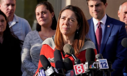 Francine Wheeler, dont le fils Ben a été tué dans la fusillade de l'école de Sandy Hook, s'adresse aux médias après que le jury a accordé aux familles des victimes 965 millions de dollars de dommages-intérêts lors d'un deuxième procès en diffamation contre Alex Jones à Waterbury, Connecticut, le 12 octobre.