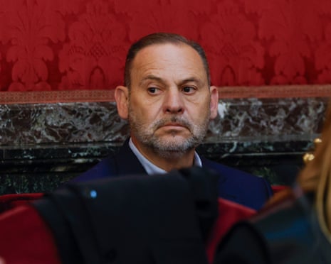 Gerichtsszene mit Angeklagten