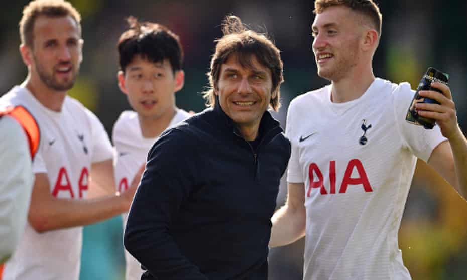 Tottenham Hotspur head coach Antonio Conte celebrates with his team after their win at Norwich on the final day of the season.