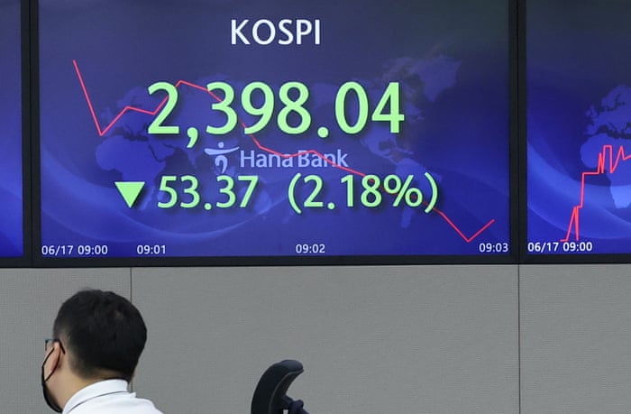 An electronic signboard in the dealing room of Hana Bank shows the benchmark Korea Composite Stock Price Index today.