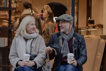 الجالسين خارج المتجر، يحملون القهوة وينظرون لبعضهم مبتسمين