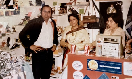 Mohammed Bux Baloch in 1980, with the Bollywood star Nargis Dutt, centre, and Carnaby Street shop owner Rooma Khan