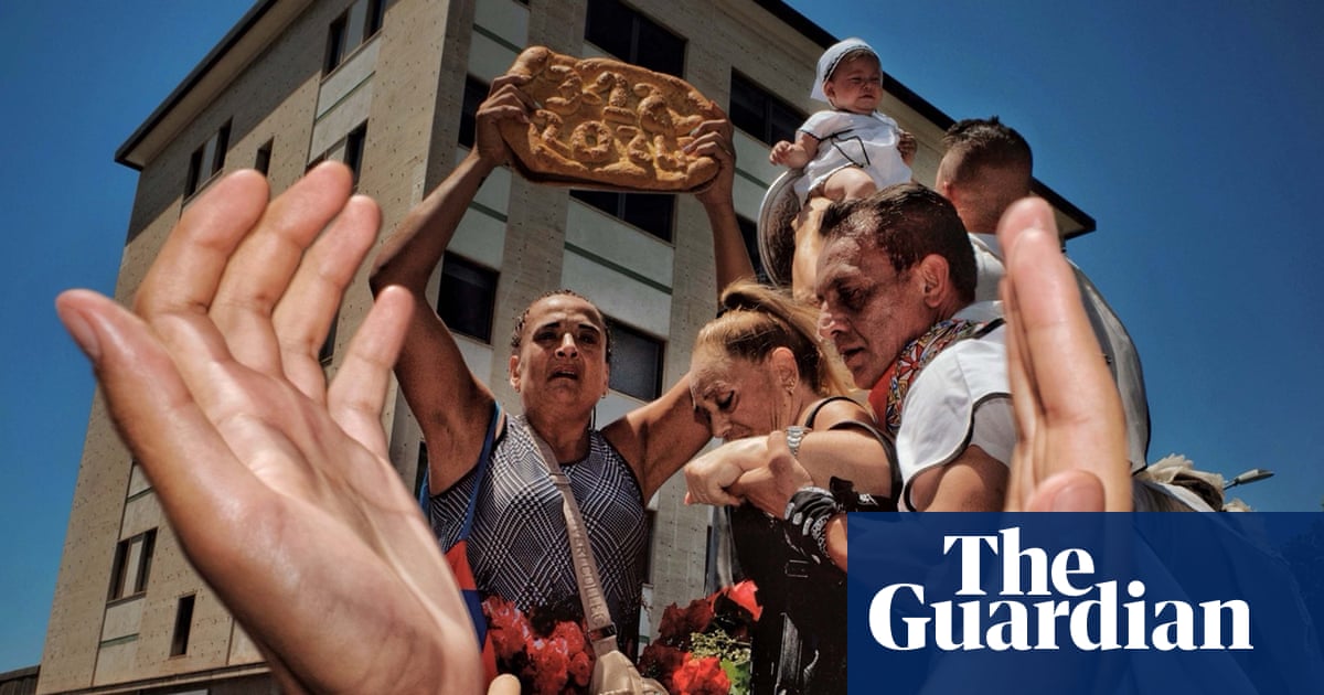 Sailors, shadows and a dog in a dress: heroes of the street – in pictures
