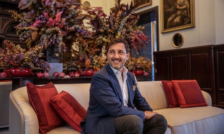 Lorenzo Maraviglia, directeur général du San Domenico Palace, assis dans l'un des salons de l'hôtel.