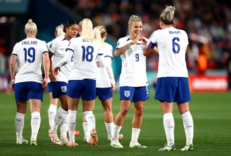 Rachel Daly scores a sixth for England!