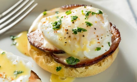Oeufs bénédictine maison avec bacon et sauce hollandaise