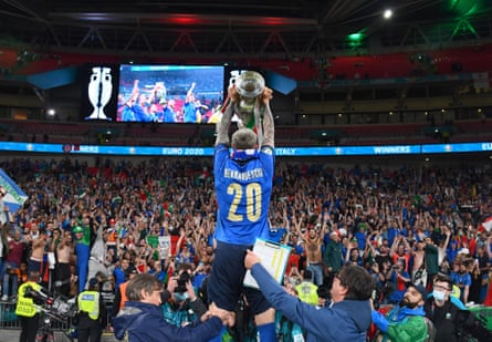 Federico Bernardeschi của Ý ăn mừng với chiếc cúp tại Wembley năm 2021