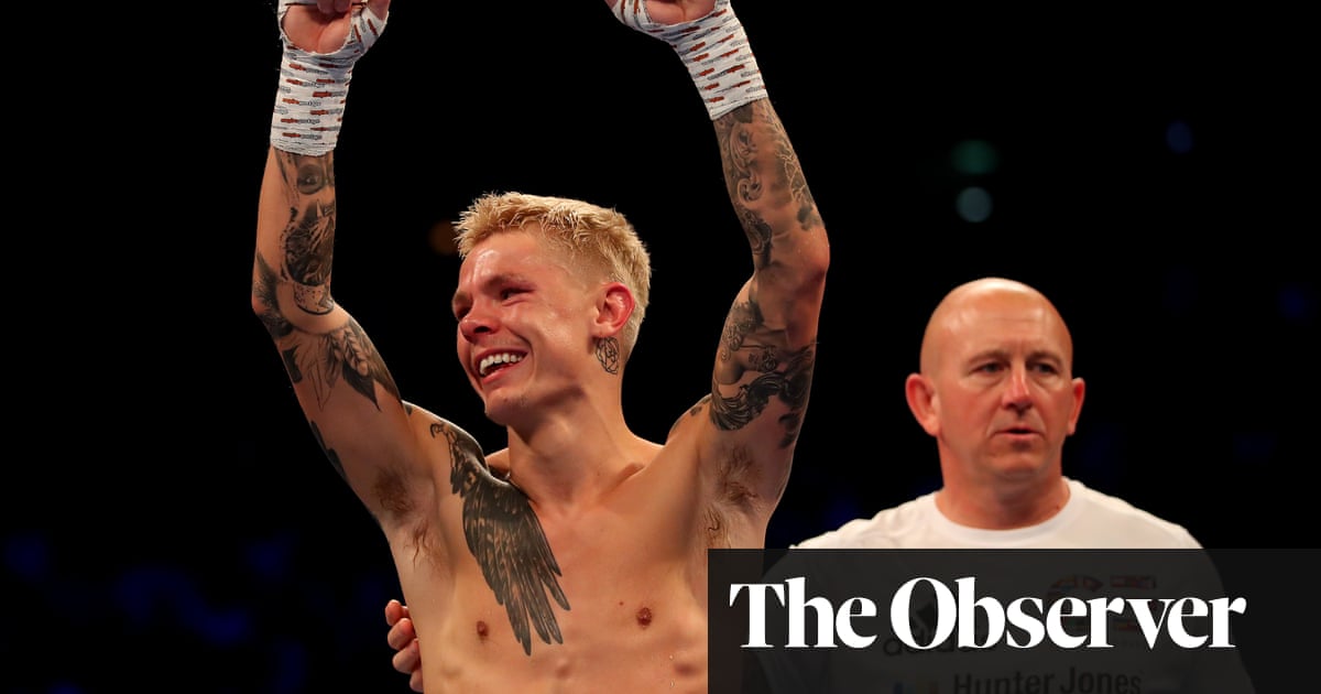 Charlie Edwards retains title after low blow by Julio César Martínez
