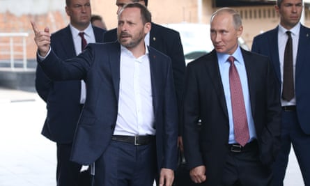 De Russische president Vladimir Poetin vraagt ​​het aan Arkady Volosh, CEO van Yandex, in Moskou in september 2017.