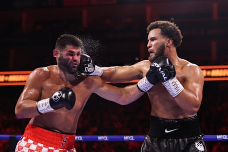 Moses Itauma dá um soco em Filip Hrgović durante a luta pelo título dos pesos pesados da IBF na O2 Arena, em Londres.
