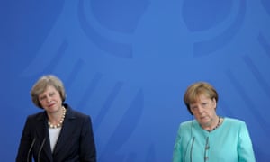 المستشارة الألمانية أنجيلا ميركل (L) ورئيس الوزراء البريطاني تيريزا ماي ن برلين في 20 يوليو تموز عام 2016. "إن تاريخ القضية الأوروبية هو الكامل من التذكير أن أقلية لا تعرف الكلل أن تجعل الحياة مستحيلة لرئيس الوزراء مع أغلبية صغيرة".
