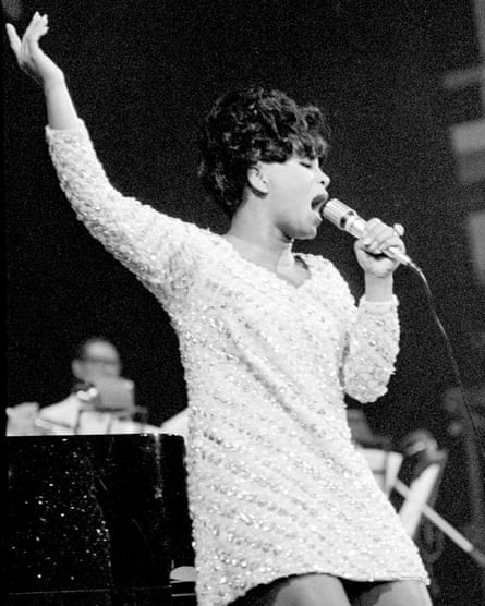 Elza Soares performing in Rome in 1970.