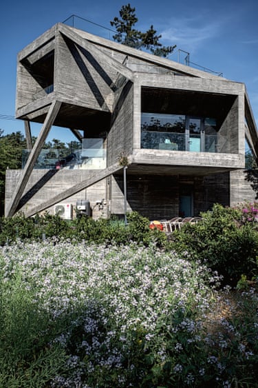 the way the mass lifts to let views flow through, the way sunlight softens its angular armour. It’s a home less in harmony with nature than in negotiation with it