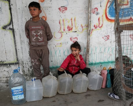 Unicef warns children could die of thirst in Gaza amid collapse of water systems