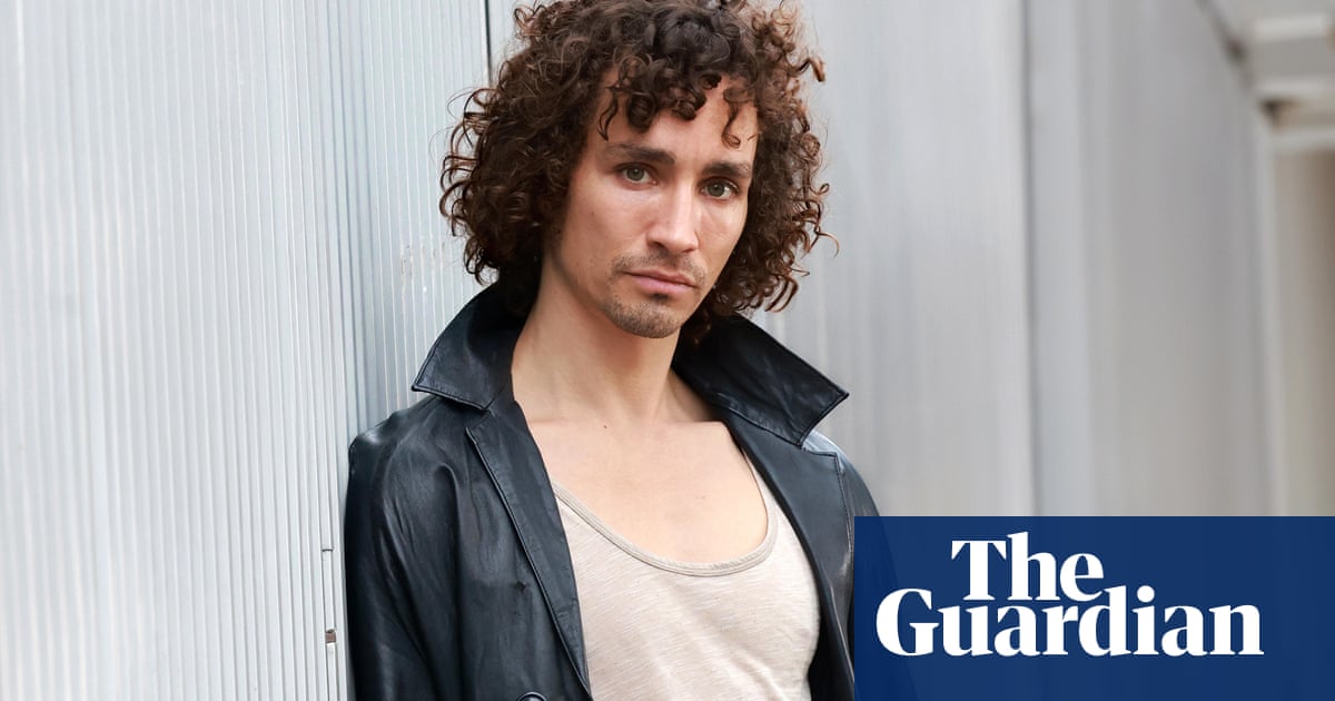 Robert Sheehan: ‘Mi ansiedad había llegado al punto en que si me dejaban solo, era un desastre tembloroso’ | Robert Sheehan Robert Sheehan: ‘Mi ansiedad había llegado al punto en que si me dejaban solo, era un desastre tembloroso’ | Robert Sheehan