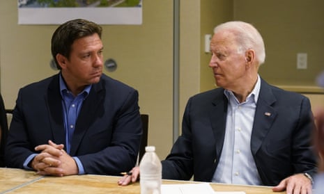 El gobernador de Florida, Ron DeSantis (izquierda) y el presidente Joe Biden (derecha) en Surfside, Florida, el año pasado, cuando se conocieron después del colapso de un edificio mortal.