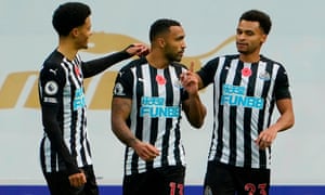 Newcastle United’s English striker Callum Wilson (C) celebrates scoring.