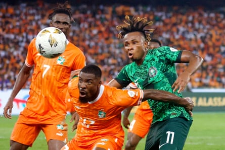 Ivory Coast’s Serge Aurier battles for the ball with Nigeria’s Samuel Chukwueze