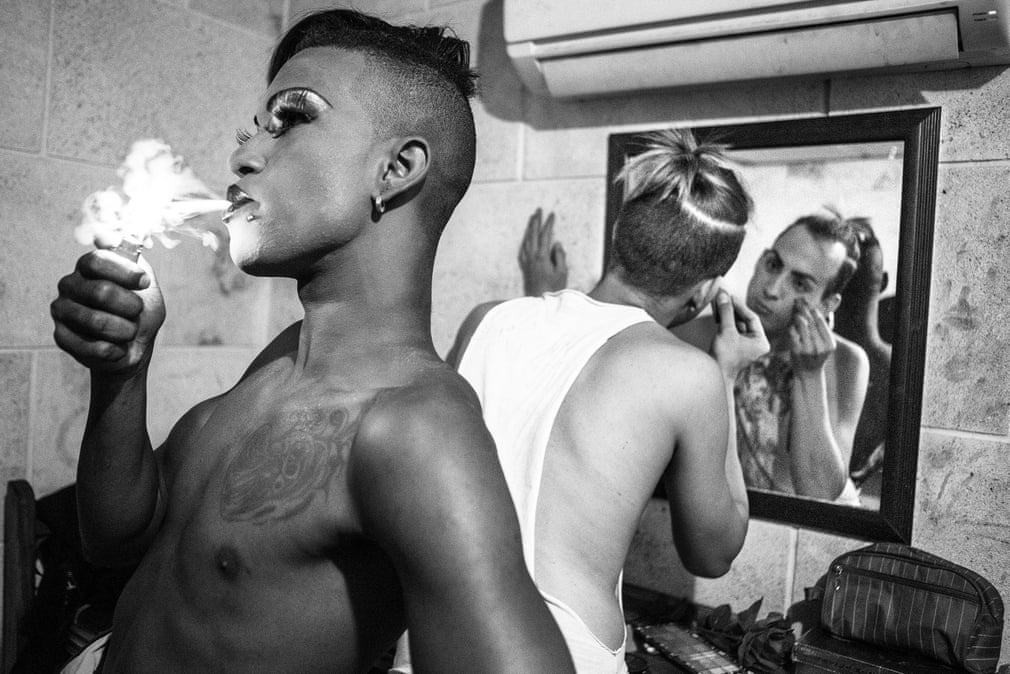 PINAR DEL RIO. Cañibano gibt nicht vor, zu zeigen oder zu erklären, was "kubanisch" bedeutet. Er will Haltungen und Ausdrucksformen aufspüren, die er in diesem Ozean des Kubanisch-Seins findet und einfängt | Bildquelle: The Guardian PINAR DEL RIO. Cañibano gibt nicht vor, zu zeigen oder zu erklären, was "kubanisch" bedeutet. Er will Haltungen und Ausdrucksformen aufspüren, die er in diesem Ozean des Kubanisch-Seins findet und einfängt | Bildquelle: The Guardian | Bilder sind in der Regel urheberrechtlich geschützt