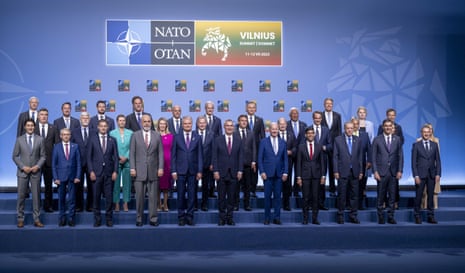 Các nhà lãnh đạo thế giới từ các quốc gia thành viên NATO chụp ảnh chung khi bắt đầu hội nghị thượng đỉnh.