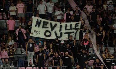 Fans Inter Miami dengan 'Neville Out!' spanduk
