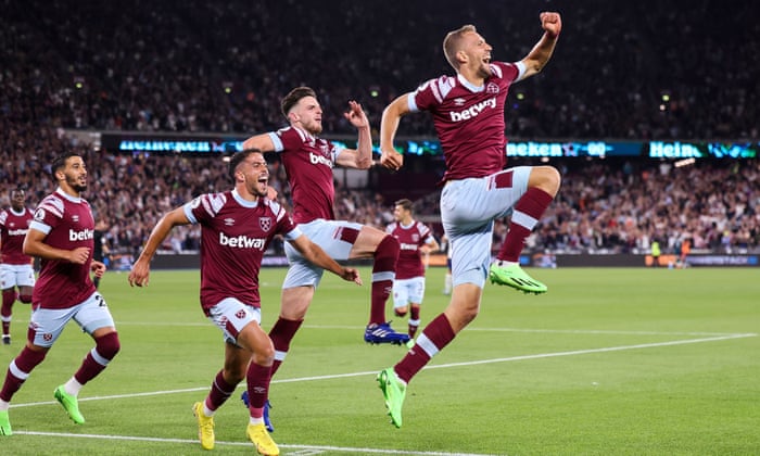 Tomas Soucek de West Ham United célèbre son score d'égalisation.