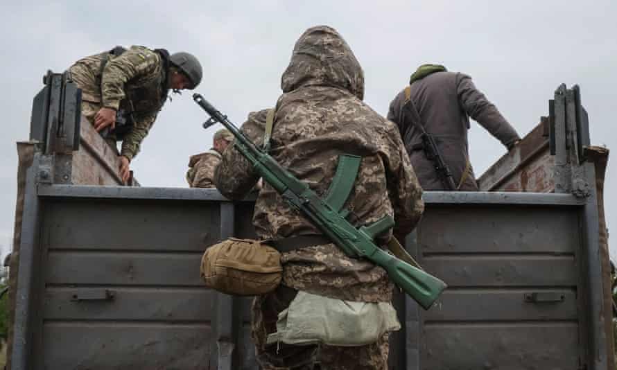 Soldiers of the Territorial Defence Forces of Ukraine take part in the training.