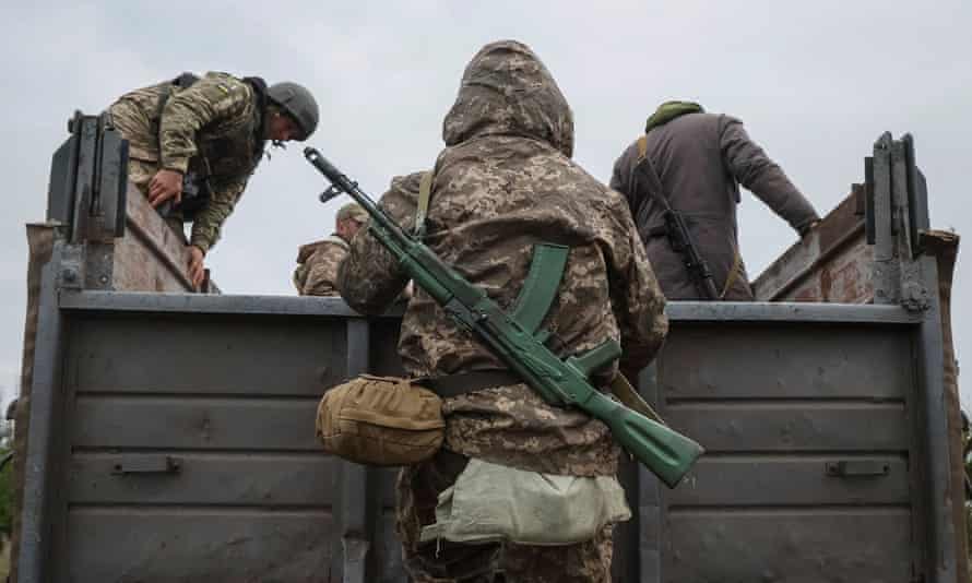 Ukrainian servicemen of the Territorial Defence Forces take part in a training exercise.