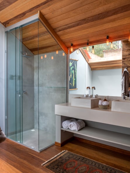 Kamar mandi dengan panel kayu