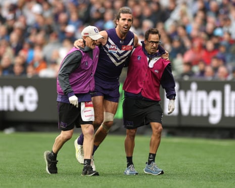 Dockers skipper Alex Pearce leaves the field with a leg injury