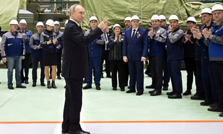 Le président russe rencontre des travailleurs dans une usine de systèmes de défense aérienne à Saint-Pétersbourg, le 18 janvier 2023.