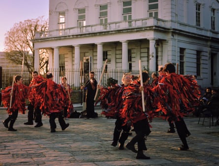 Performances take place outdoors around the country all summer. Many sides meet at pubs and dance for each other or for the general public. Others dance at folk festivals