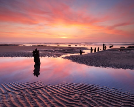 Old wooden sea defences at Winchelsea beach, East Sussex.C0WRX3 Old wooden sea defences at Winchelsea beach, East Sussex.