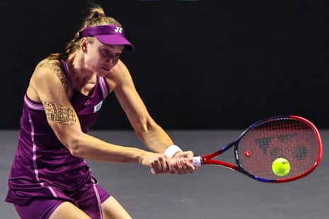 Elena Rybakina takes the opening set.