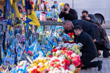 Russia Ukraine War GermanyGerman Chancellor Friedrich Merz and Ukrainian President Volodymyr Zelenskyy, right, pay tributes at the memorial of fallen Ukrainian soldiers at the Independence square in Kyiv, Ukraine, Sunday, Oct. 4, 2026. (AP Photo/Dan Bashakov)