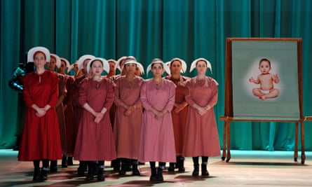 La production de l'English National Opera de The Handmaid's Tale de Poul Ruders au London Coliseum en avril.