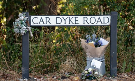 剑桥郡沃特比奇 A10 和 Car Dyke 路交界处的鲜花,五个月大的 Louis Thorold 就是在这里遇难的。
