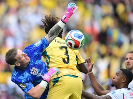 Jordan Pickford comes to punch nan ball.