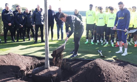 Antonio Conte and his players plant a tree in memory of Gian Piero Ventrone, the Spurs fitness coach who died last week at the age of 61.
