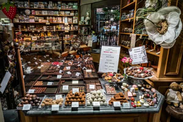 a exibição de trufas e outros artigos no balcão de uma loja de chocolate em bruges bélgica