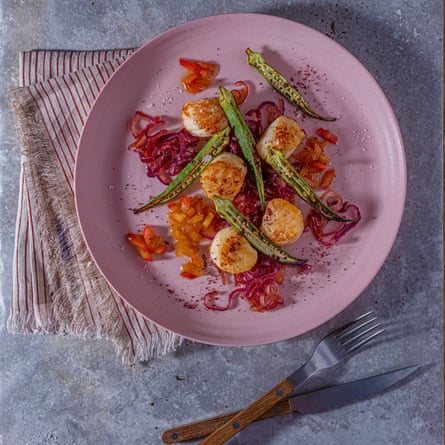 Pétoncles et gombo grillé. Stylisme par Henrietta Clancy.