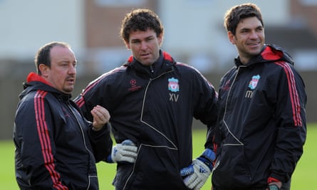 Mauricio Pellegrino, right, with Rafael Benítez, left, and Xavi Valero in 2009 during a spell on Liverpool’s coaching staff.
