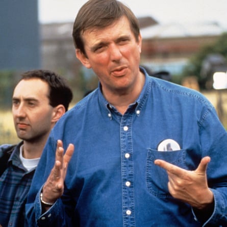 Mike Newell en el set de Four Weddings and One Funeral.