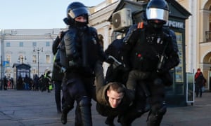 Një protestues arrestohet nga policia në një demonstratë në Shën Petersburg më 6 mars